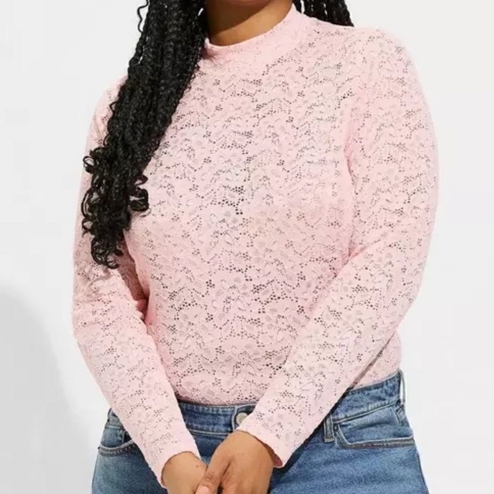 Torrid light puck lace long sleeve mock turtleneck top
Sz 1X